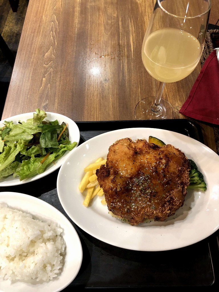 伊丹空港の大阪エアポートワイナリーの塩ダレチキンカツ