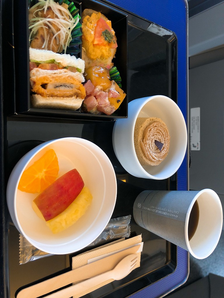 ANA536便のプレミアムクラスの軽食
