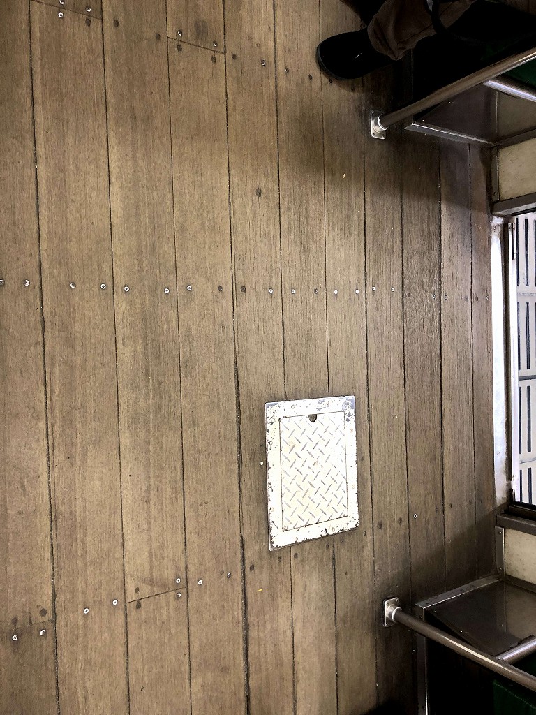 江ノ電車両の木材の床