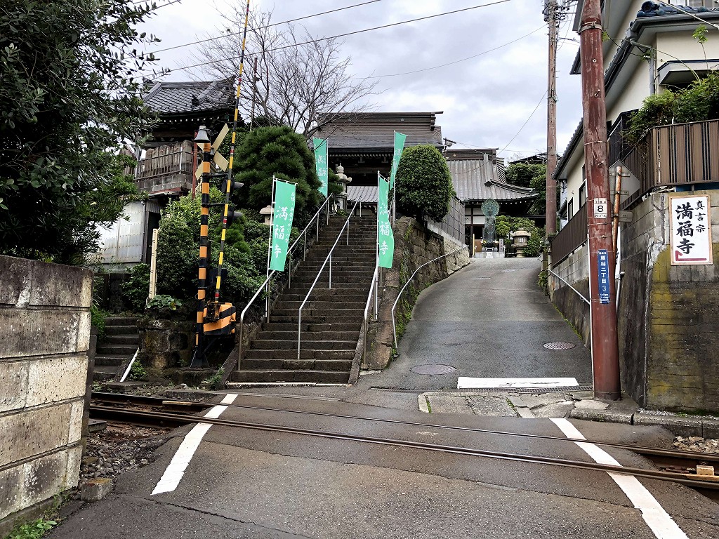 鎌倉の万福寺の階段とスレスレの江ノ電