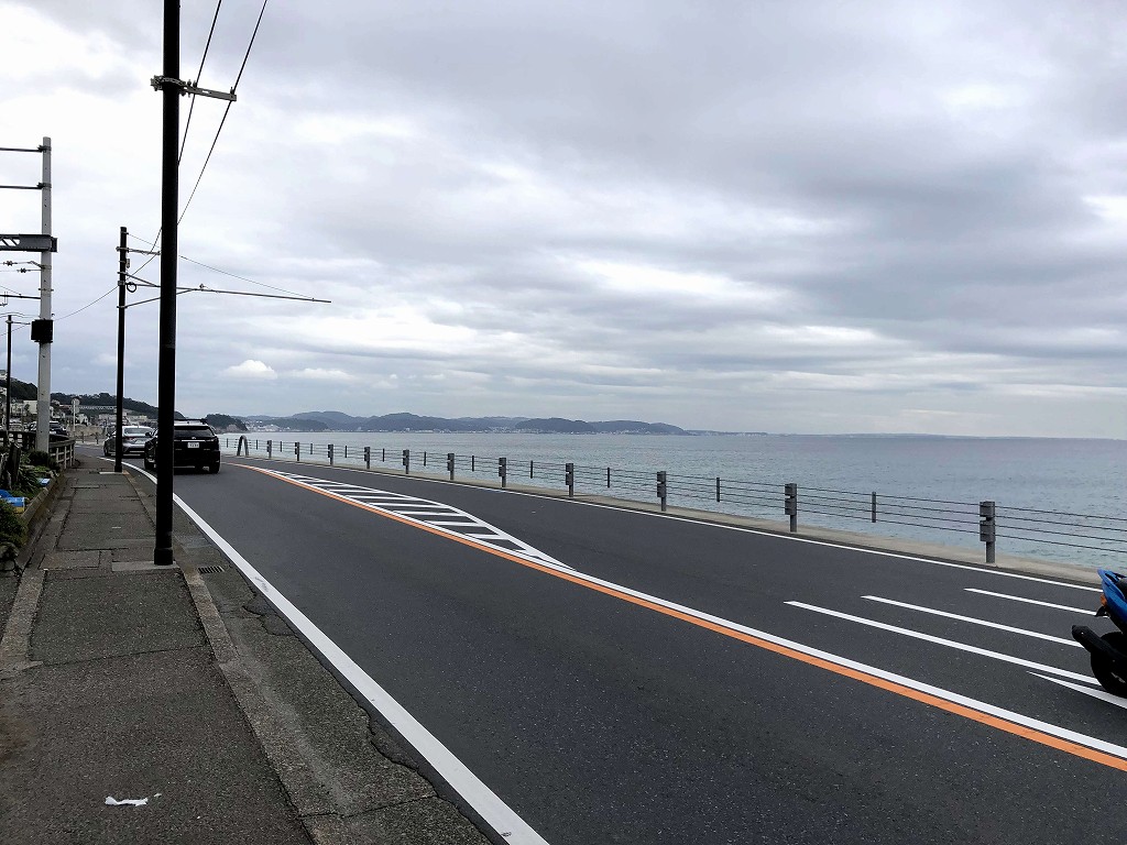 海が見える江ノ電に沿う道路