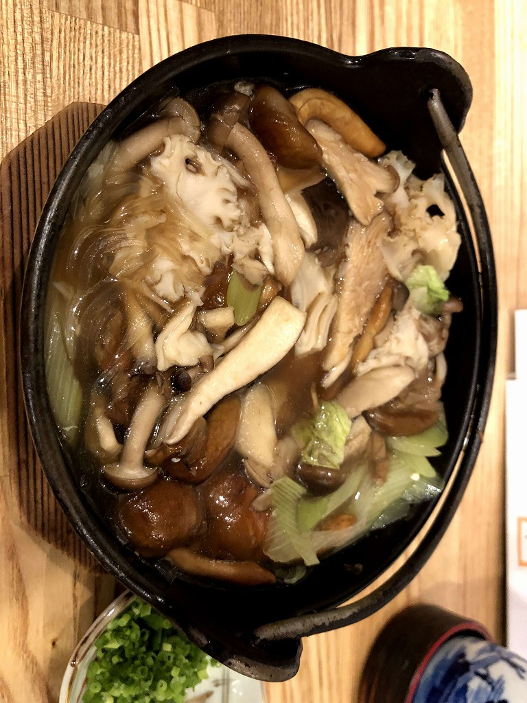 藤沢の居酒屋「昇」のに信玄鶏ときのこたっぷりの鍋