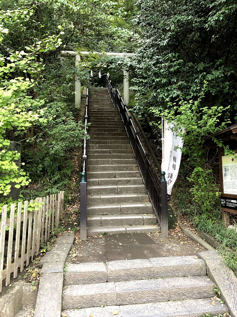 鎌倉の源頼朝の法華堂跡への階段