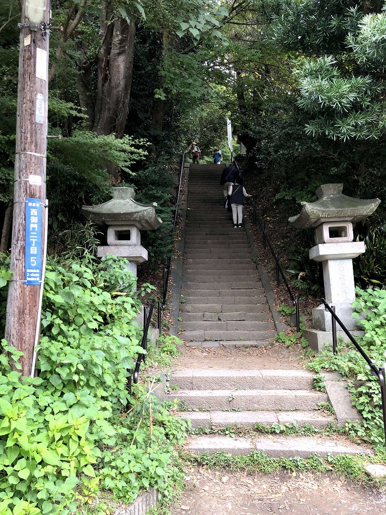 鎌倉の北条義時の墓に続く階段