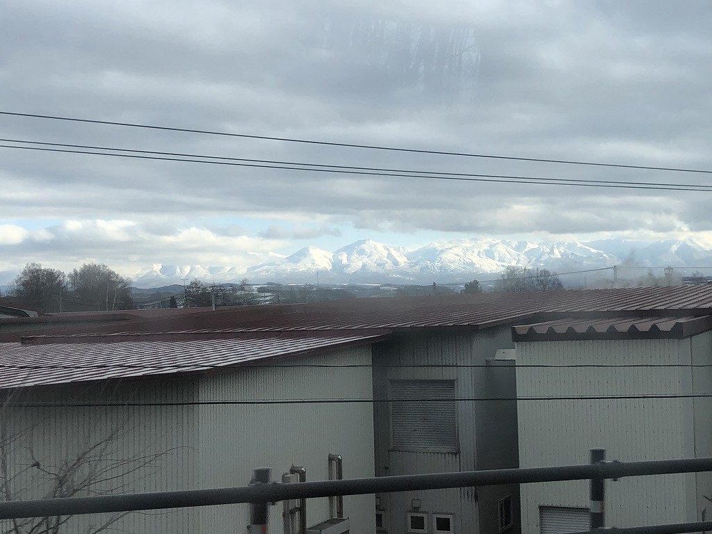 富良野行きのリムジンバスから十勝岳連峰