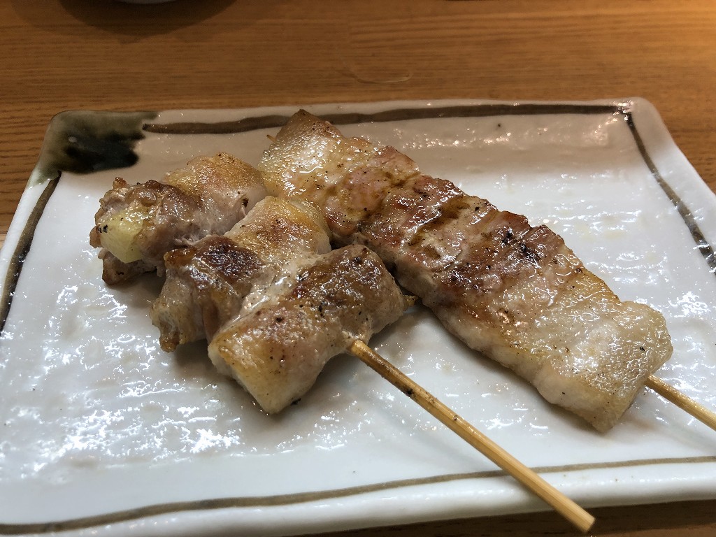 「びえい和牛と旬彩 炭火割烹 亀鶴」の美瑛豚の豚バラの串