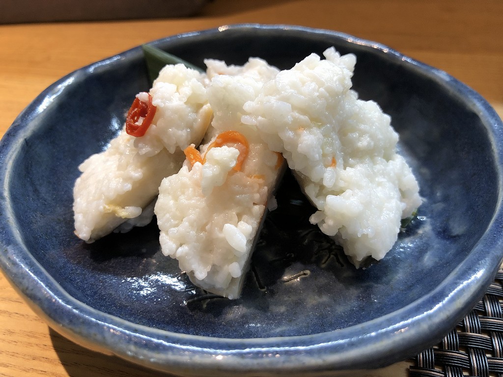 「びえい和牛と旬彩 炭火割烹 亀鶴」のほっけの飯寿司