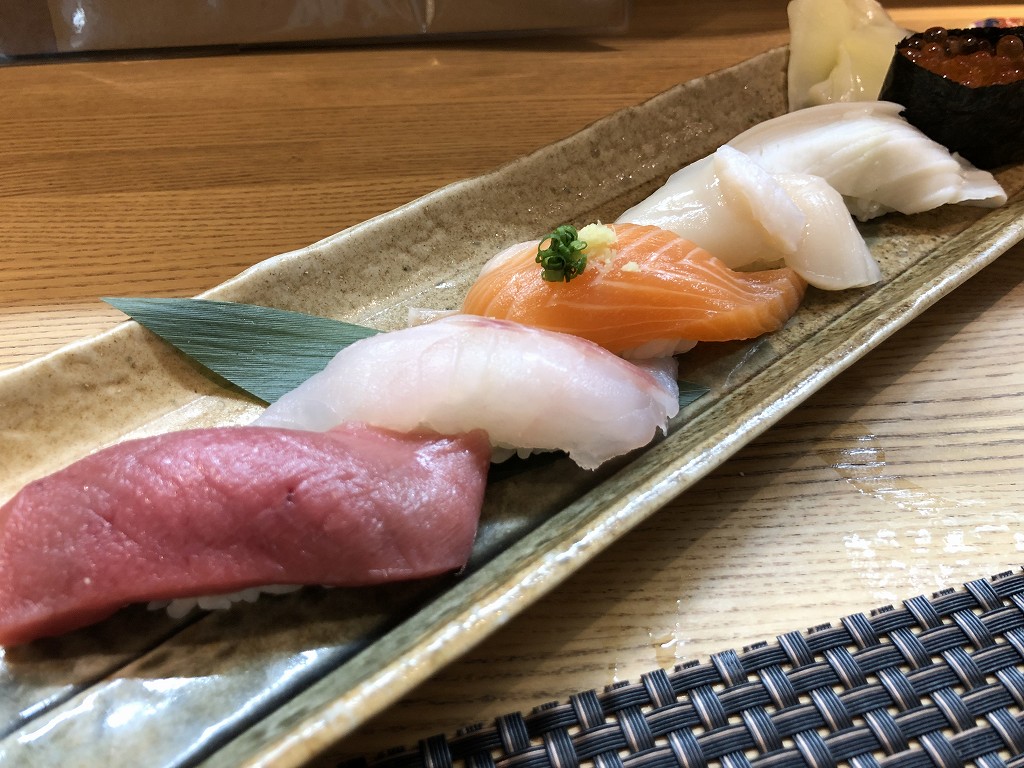 「びえい和牛と旬彩 炭火割烹 亀鶴」のほっけの飯寿司