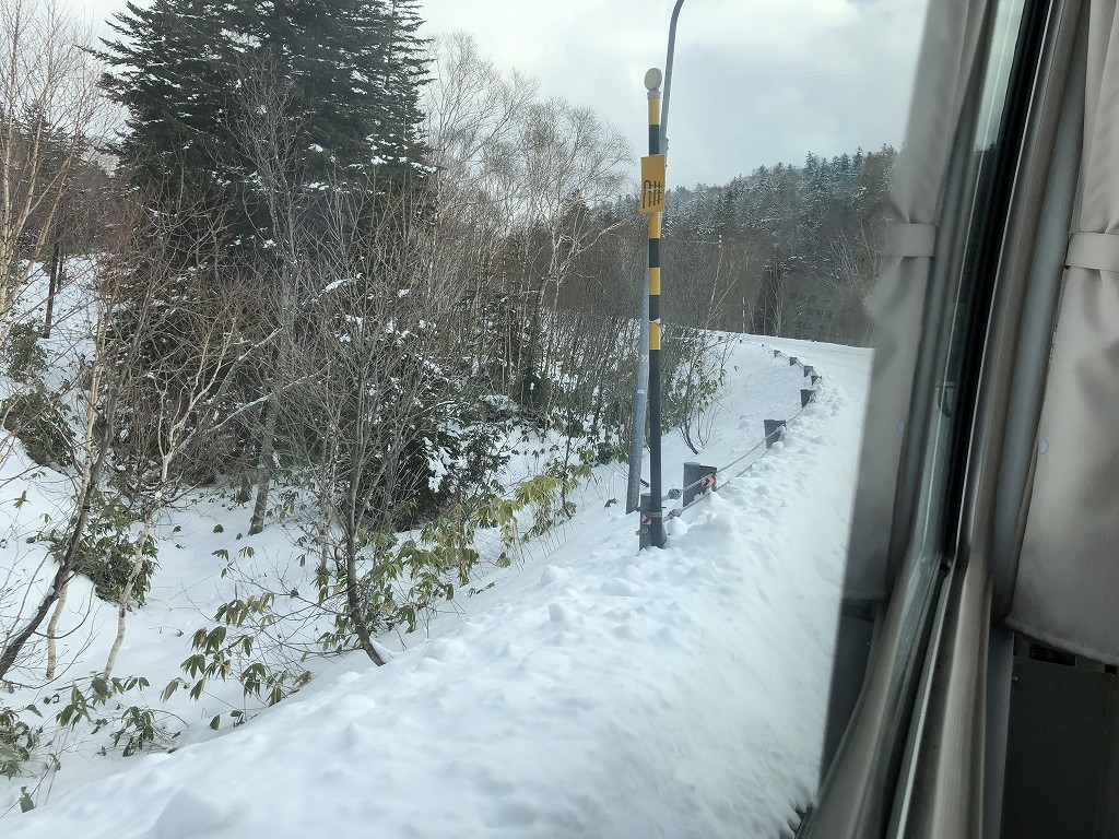 上富良野町営バスの十勝岳線の積雪具合2