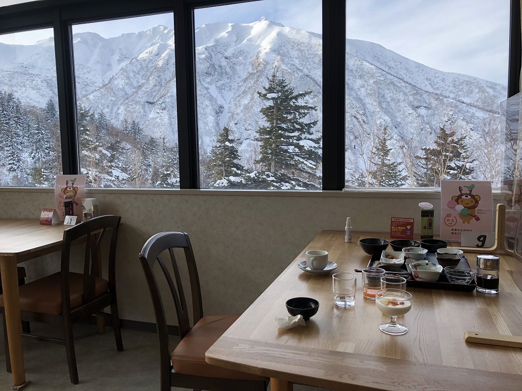 十勝岳温泉 湯元 凌雲閣の朝食と富良野岳