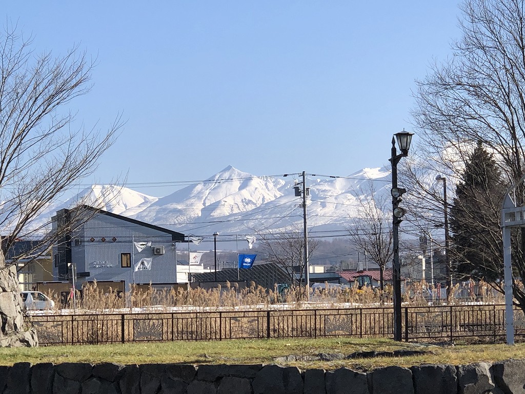 上富良野駅前から十勝岳連峰