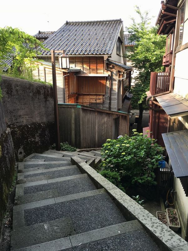 暗がり坂を上から