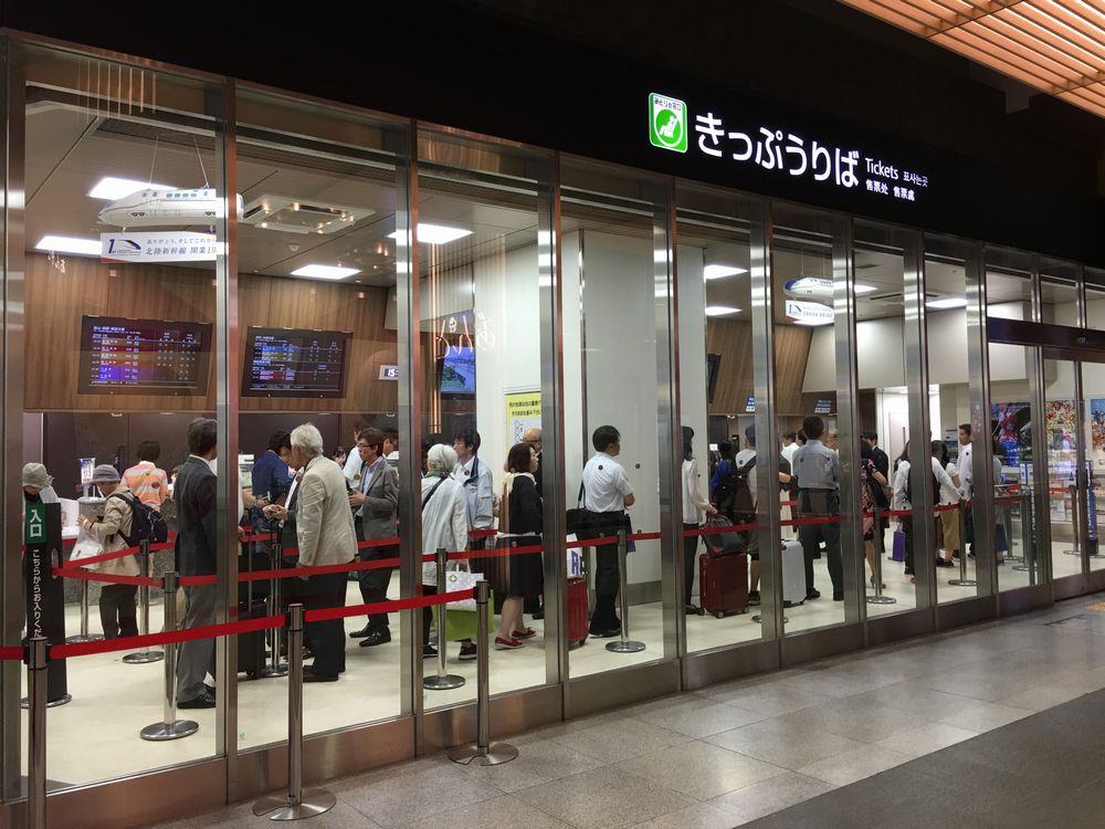 金沢駅のみどりの窓口の行列