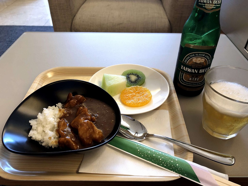 成田空港のチャイナエアラインラウンジのチキンカレーとビールとフルーツ