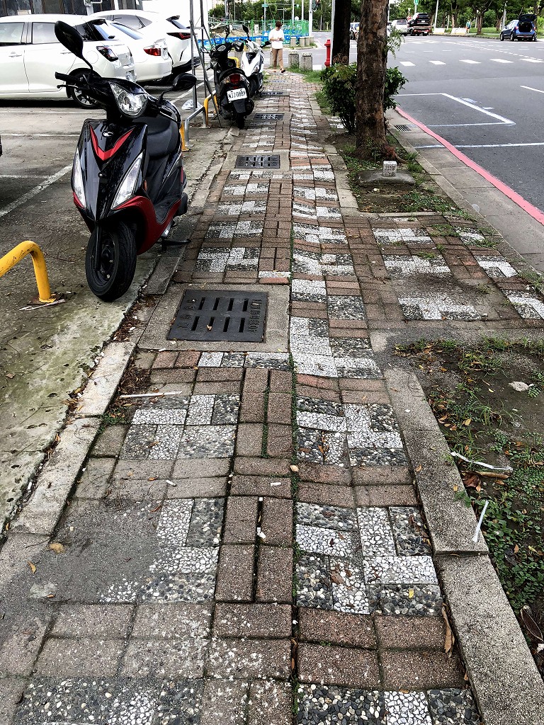 高雄のボコボコの歩道