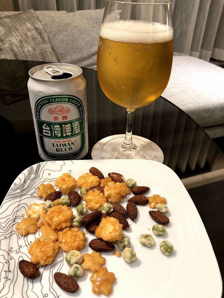 高雄マリオットの部屋で台湾ビール