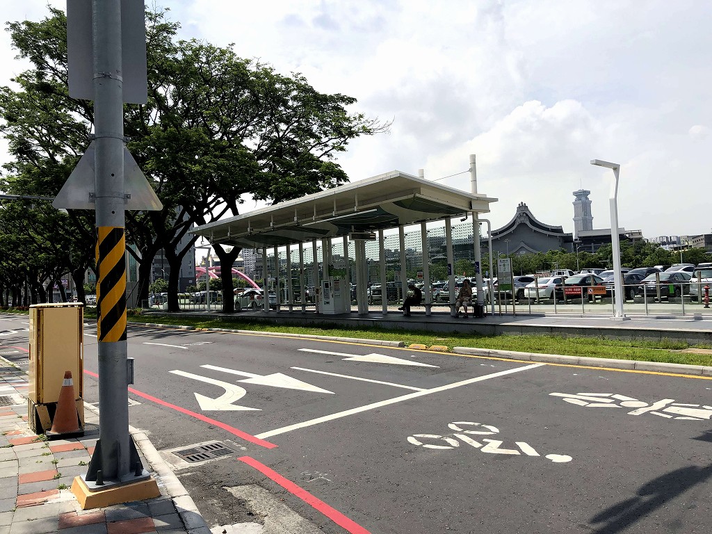 高雄のLRTの駅へ