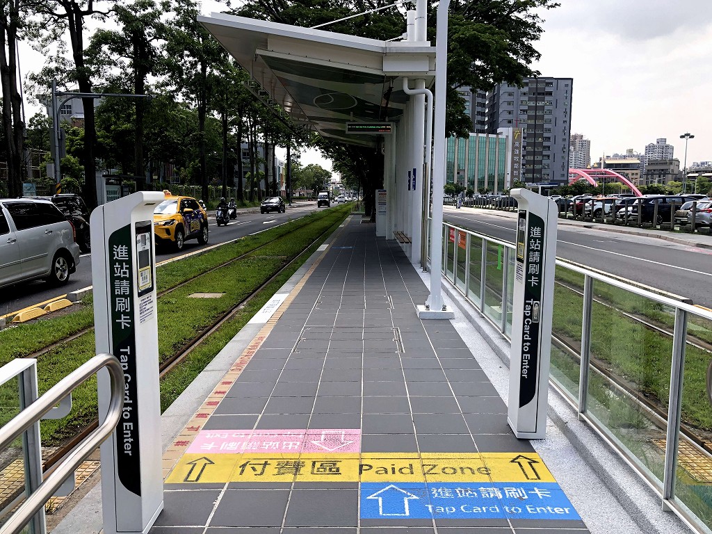 高雄のLRTの駅の簡易改札1