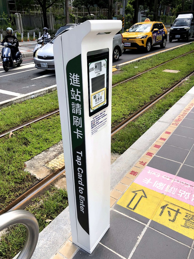 高雄のLRTの駅の簡易改札2