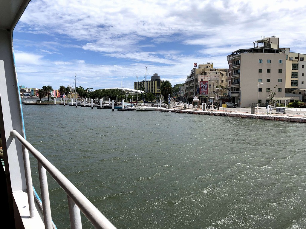 高雄のフェリーで海風を浴びる