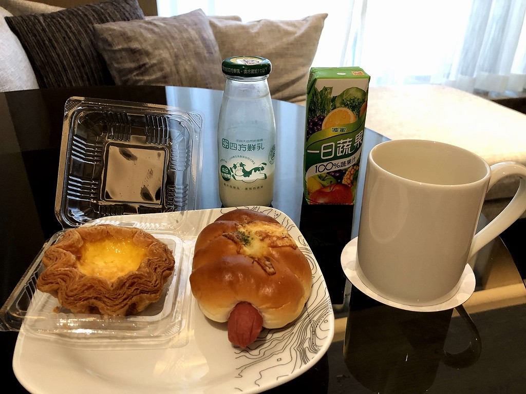 高雄のソーセージパンとエッグタルト