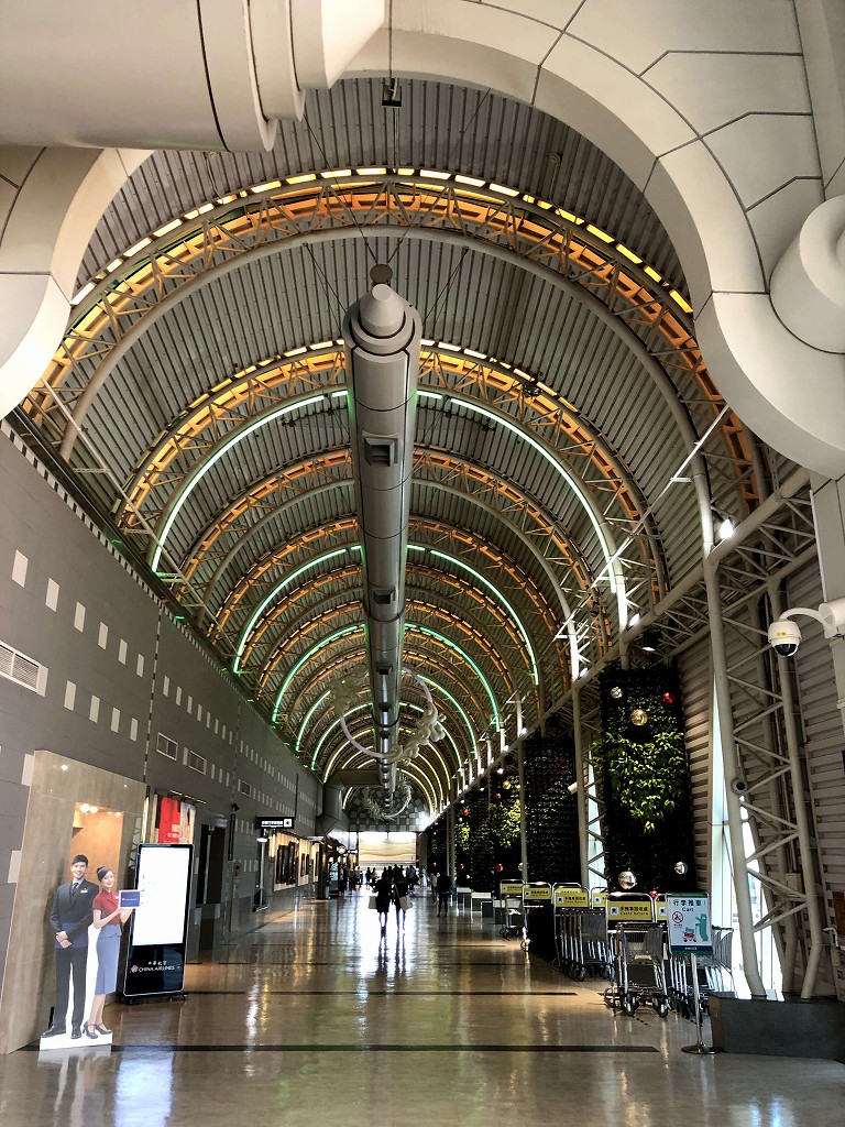 高雄空港の通路