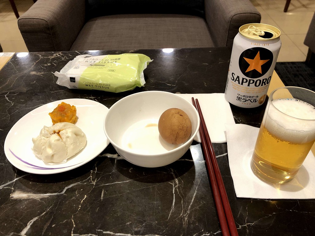 高雄空港のチャイナエアラインのラウンジで軽食