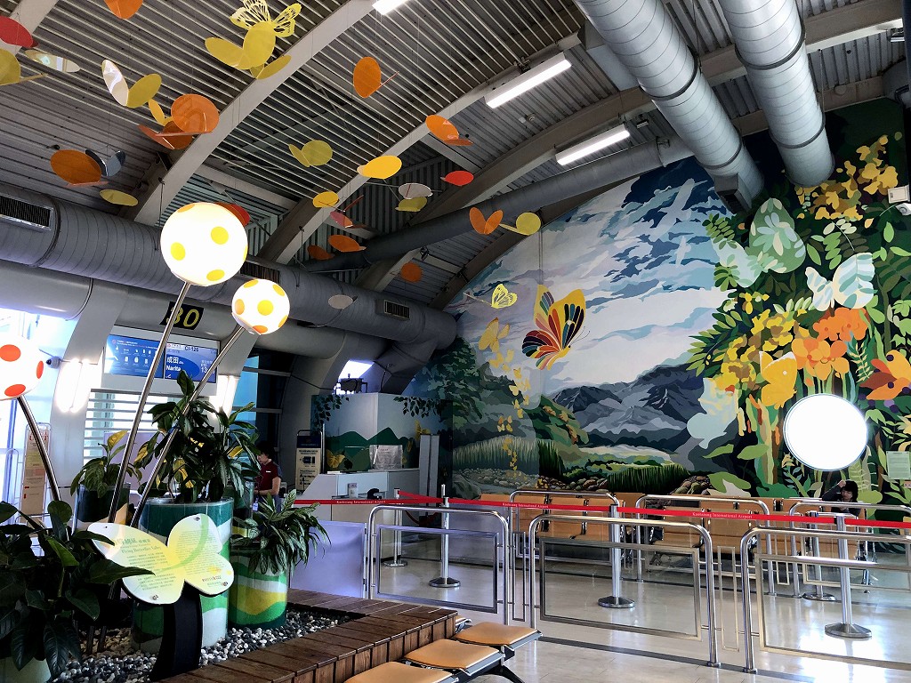 高雄空港の搭乗口の「YELLOW BUTTERFLY VALLEY」がテーマのインスタレーション1
