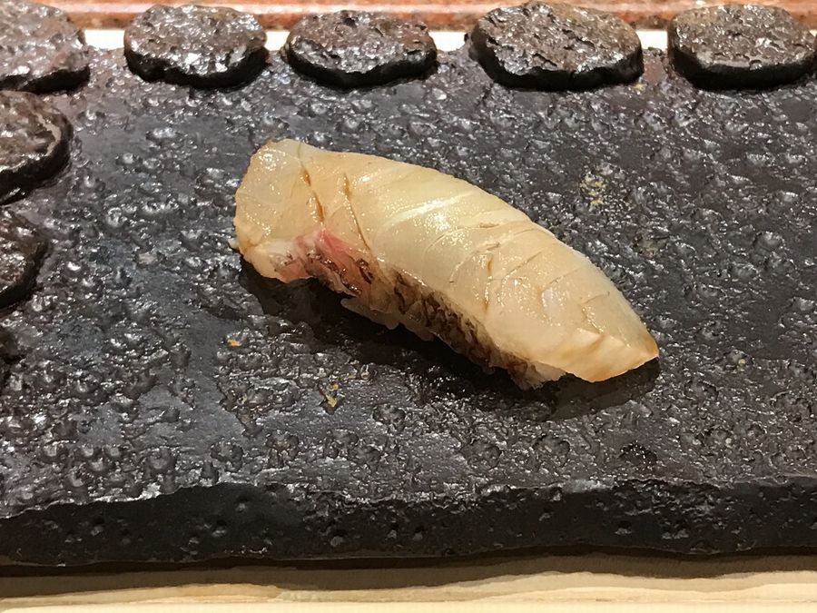 鮨一品かわじの真鯛の握り