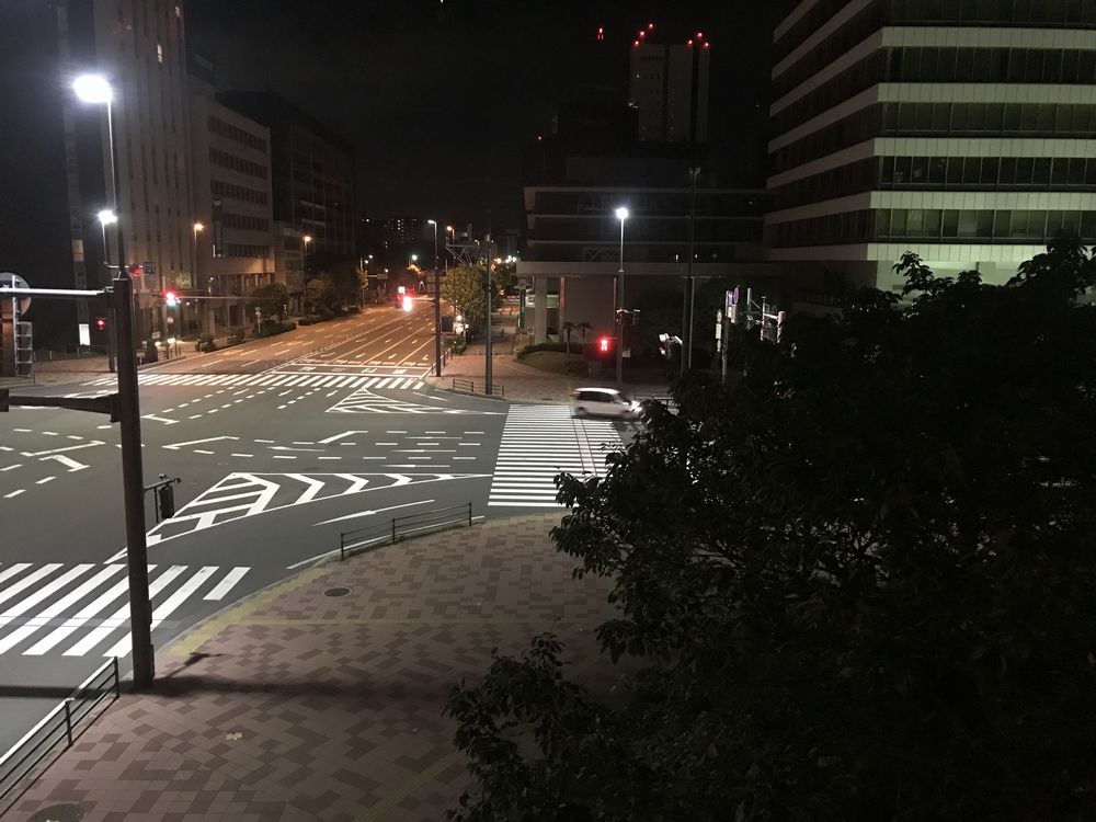 深夜の大分市の中央通り