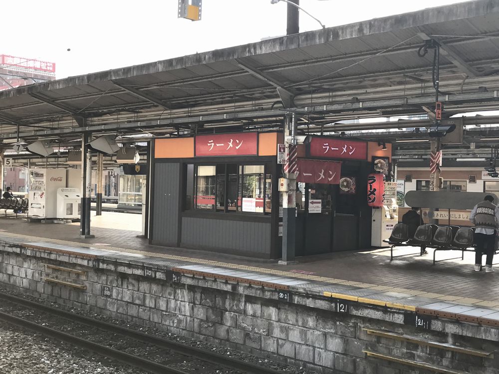 小倉駅ホームのラーメン屋