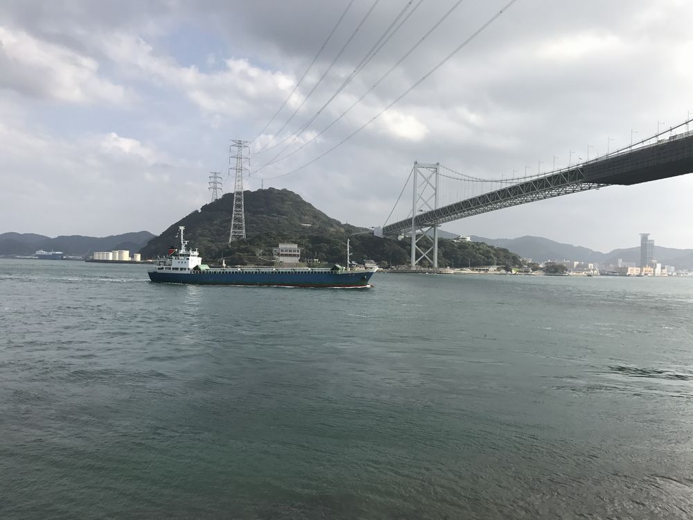 関門海峡を通る船
