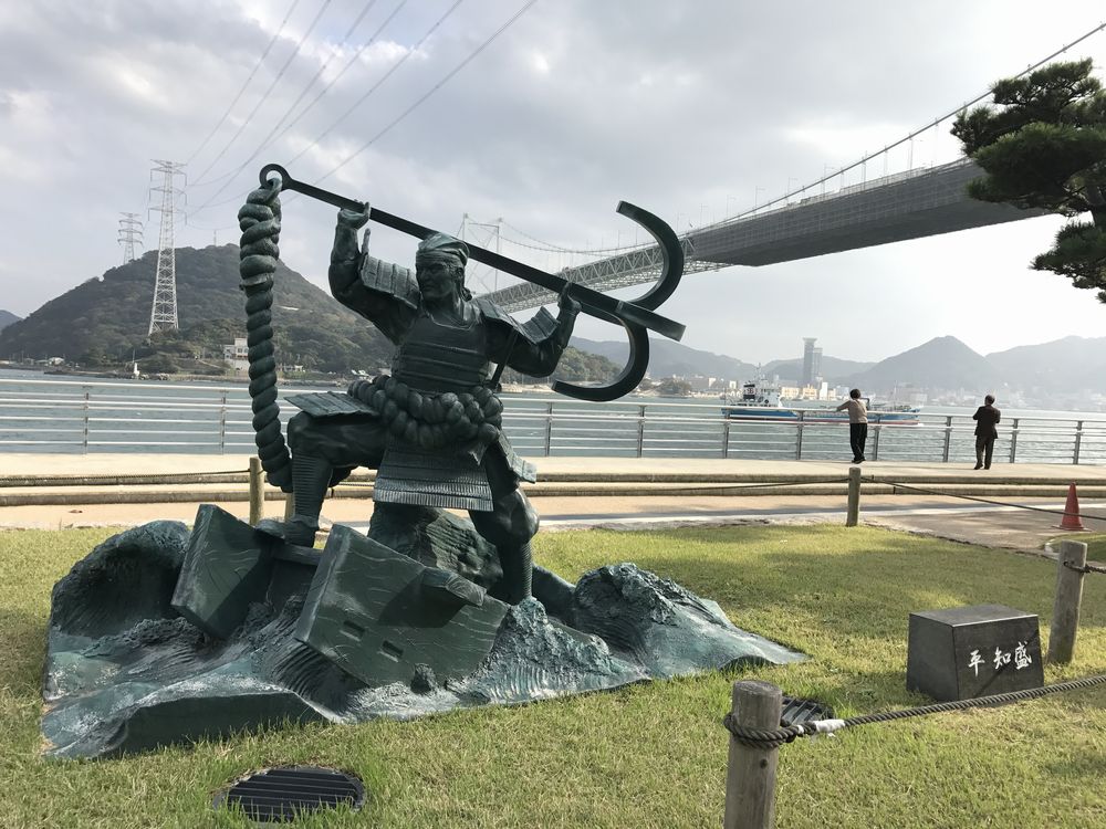 関門海峡の平知盛像
