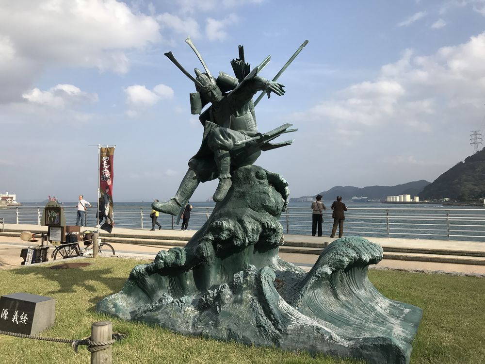 関門海峡の源義経像