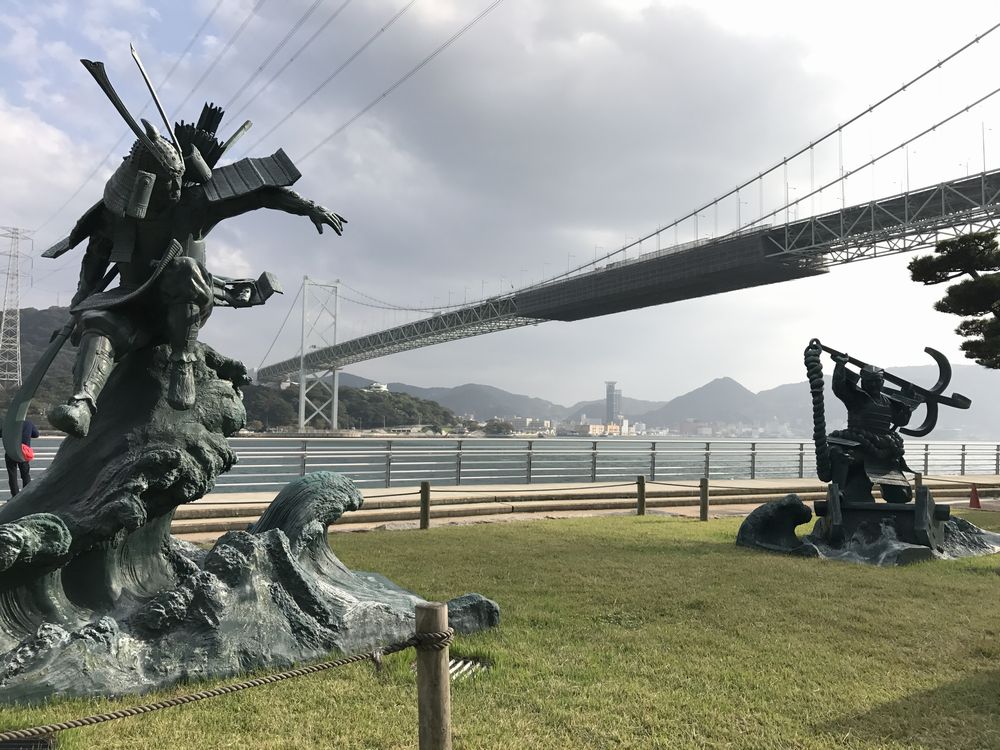 関門海峡の平知盛像と源義経像