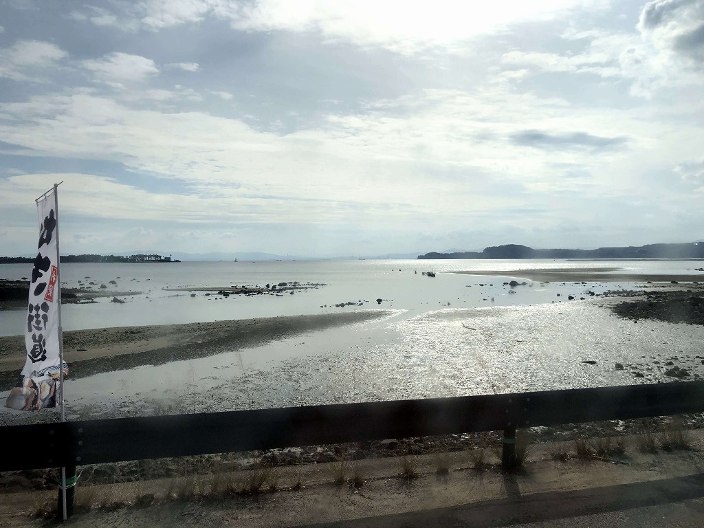 路線バスから守江湾の遠浅の海