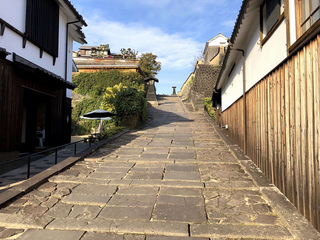 酢屋の坂を下から見上げる