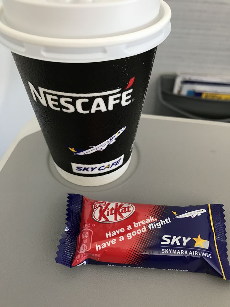 スカイマークのコーヒーとキットカット
