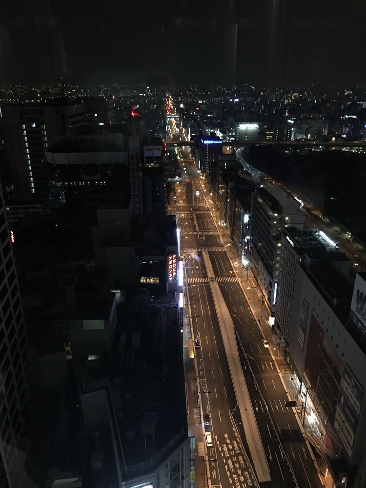 大阪マリオット都ホテルから深夜の道路