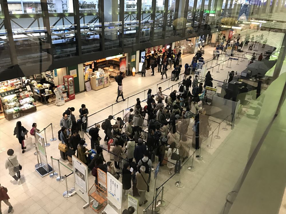 伊丹空港の手荷物カウンターの行列