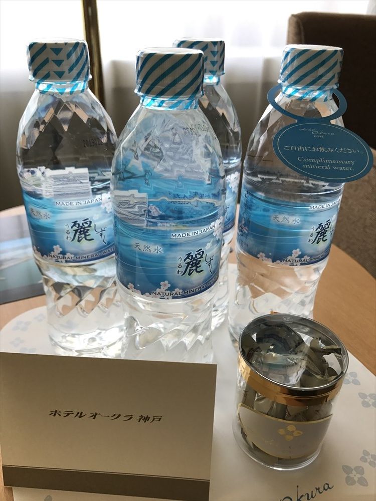 ホテルオークラ神戸のミネラルウォーターとチョコレート