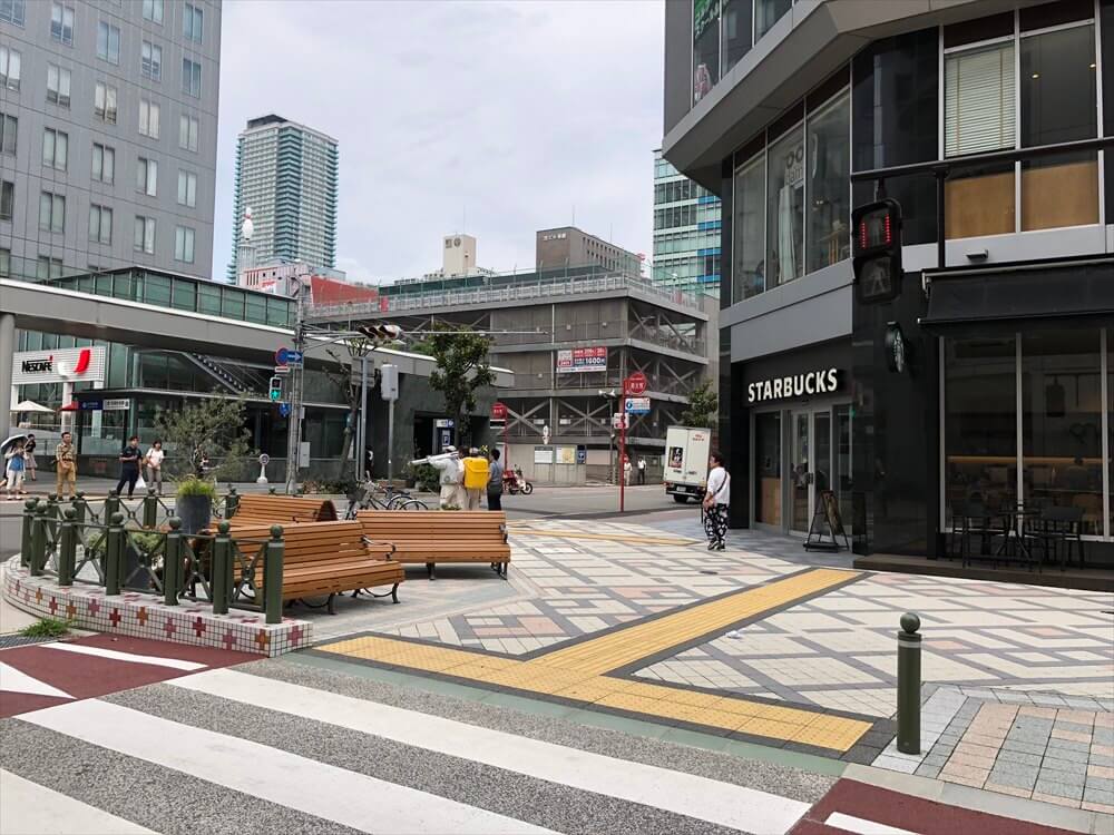 磯上通の歩道の広い道1