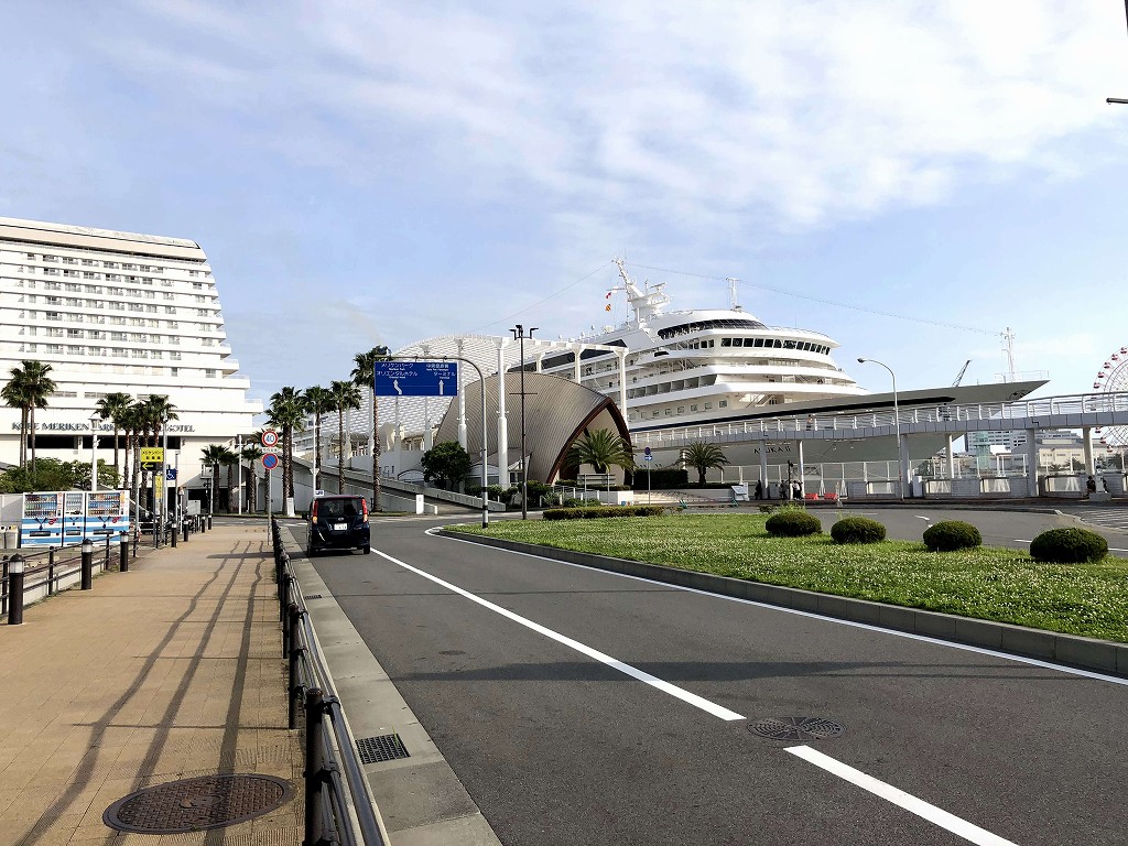 神戸港に停泊中の飛鳥2