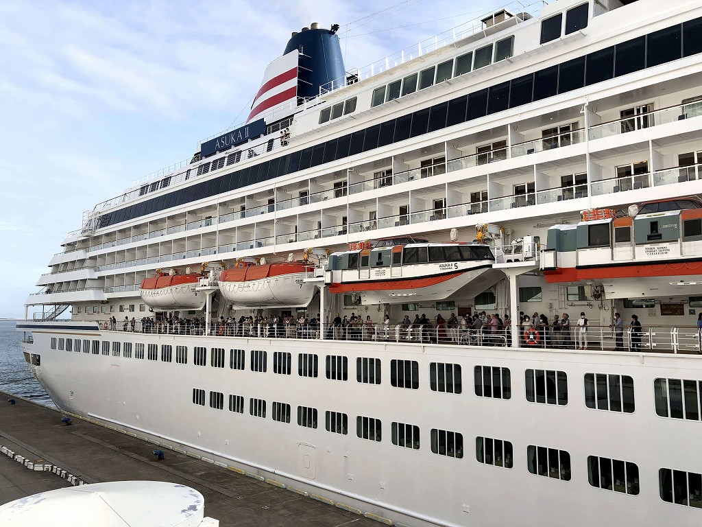 神戸港に停泊中の飛鳥2