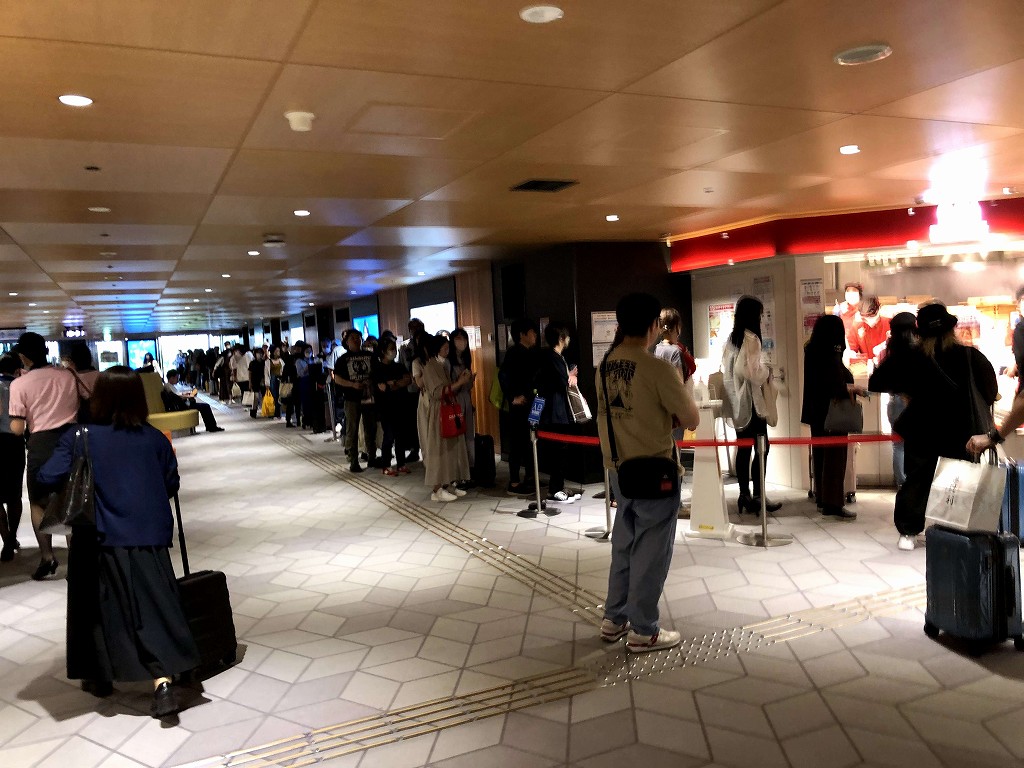 伊丹空港の551蓬莱の行列