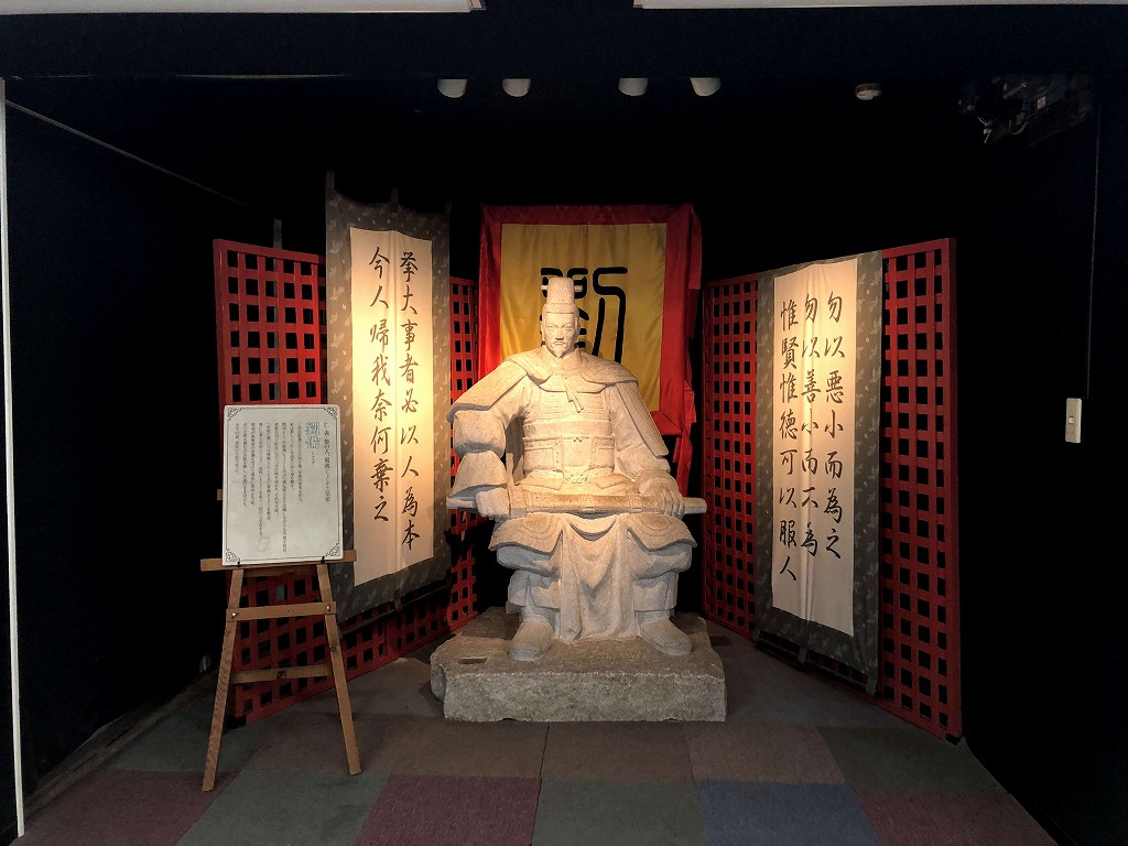 新長田の丸五市場の劉備像