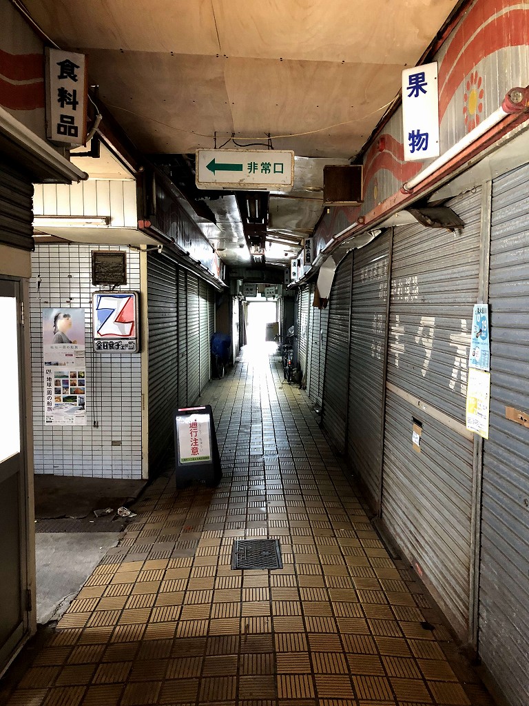 新長田の丸五市場の細い通り2