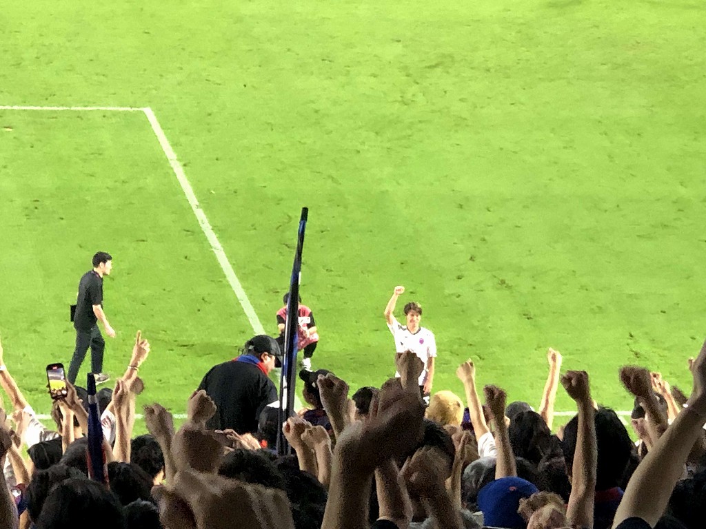 2024年のヴィッセル神戸対FC東京の試合後の遠藤渓太のシャー