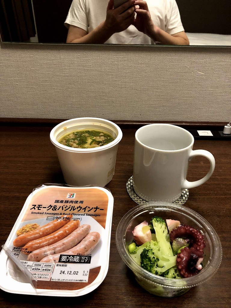 ホテルでセブン飯で祝杯