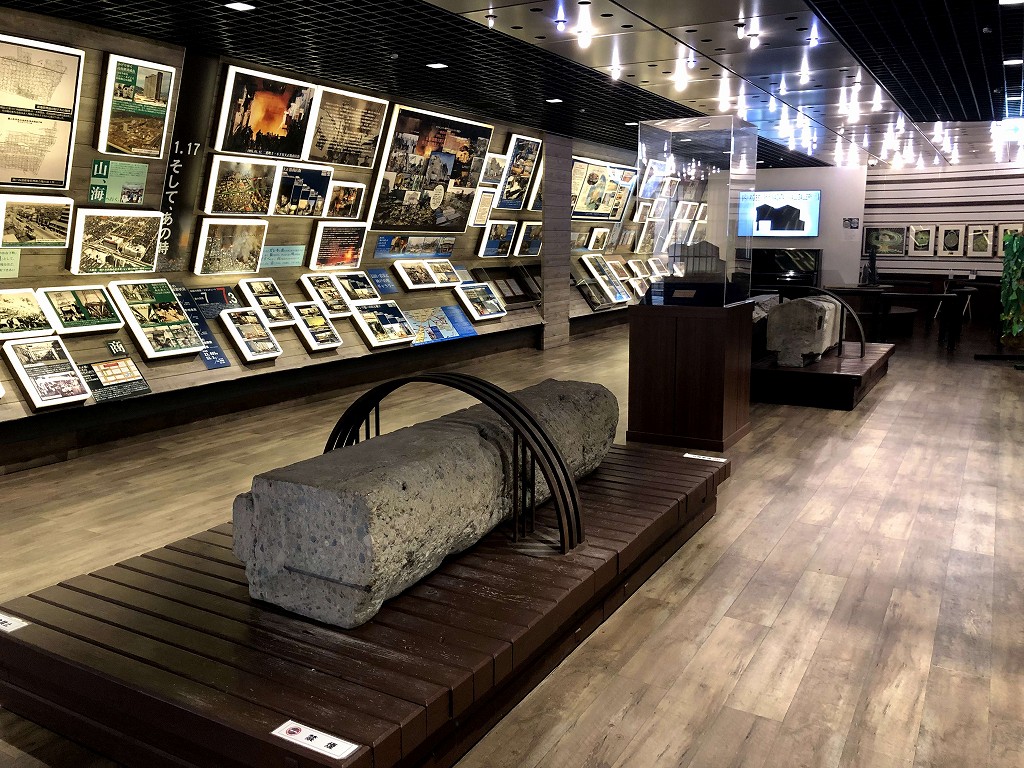 アスタくにづかのWALL GALLERYの神戸の壁ベンチ